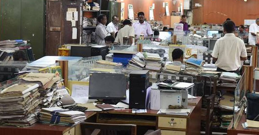 വിവിധ സർക്കാർ സ്ഥാപനങ്ങളിൽ ലാസ്‌റ് ഗ്രേഡ് സെർവന്റ് ആവാം.